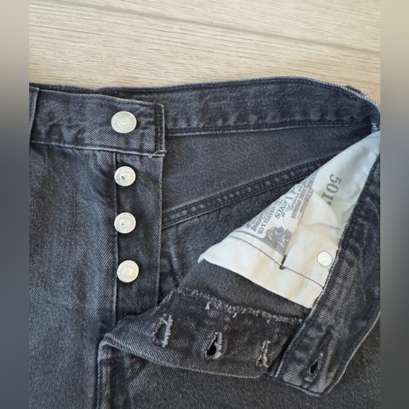 VINTAGE 501 Levi's Women's Dark Gray Jean Shorts 🤎🖤 - Picture 5 of 8